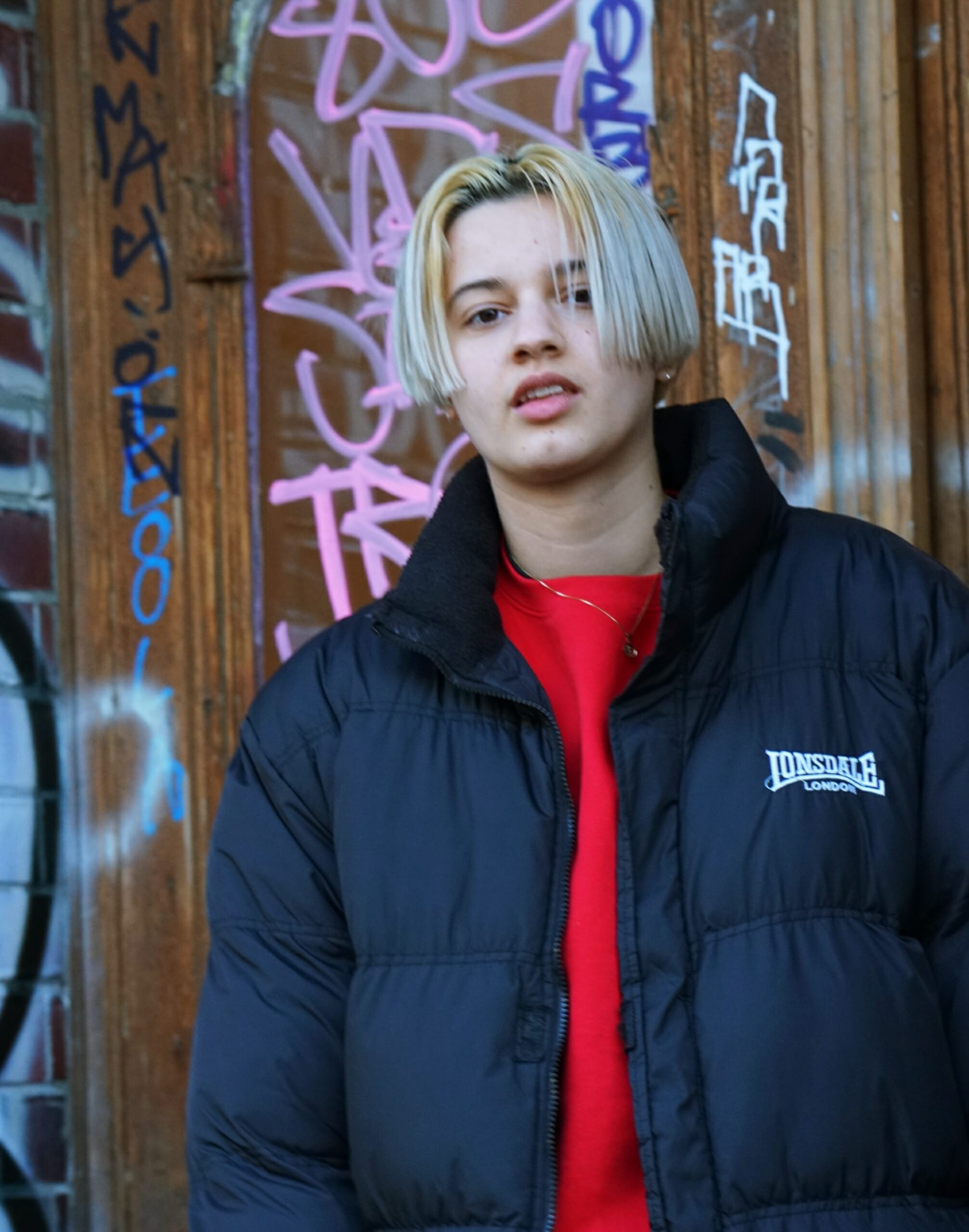 Mavi Phoenix vor Graffiti