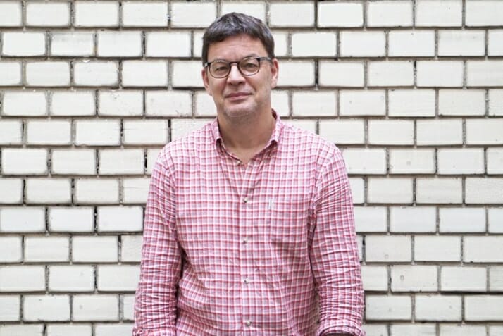 Jörg Heidemann VUT vor einer Kachelwand